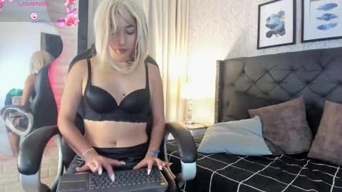 Snapshot of valentina__desire chatting on November 25, 12:05 pm Valen online show from November 25, 12:05 pm