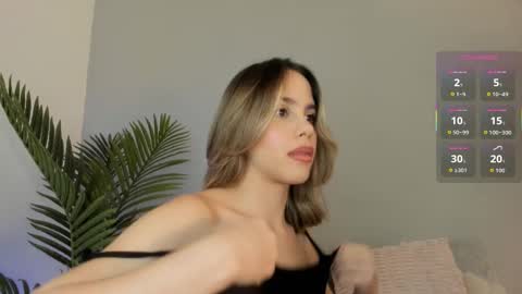 Snapshot of valentina_m17 chatting on October 10, 11:48 pm VALENTINA online show from October 10, 11:48 pm