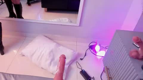 Mia  online show from October 31, 10:22 pm