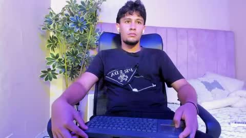 Snapshot of valentino_russo chatting on March 1, 5:26 pm VALENTINO online show from March 1, 5:26 pm