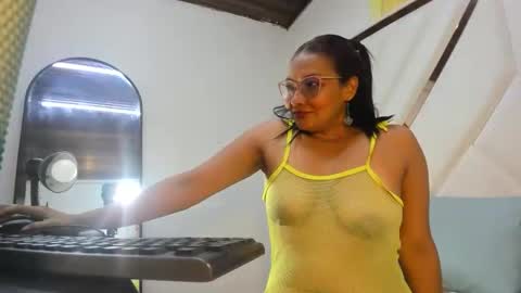 valeria_gil_ online show from May 28, 3:26 am