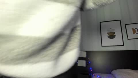 Snapshot of valeriaa_soler chatting on December 17, 2:44 pm Valeria online show from December 17, 2:44 pm