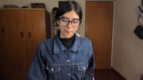 Snapshot of valerie__sky chatting on December 17, 2:44 am Val online show from December 17, 2:44 am