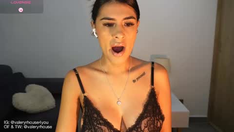 Snapshot of valeryrhouse_ chatting on March 2, 1:15 am All my links here online show from March 2, 1:15 am