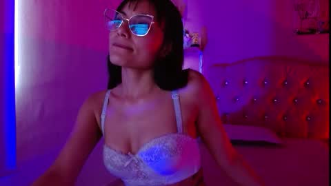 valkiry_ online show from November 16, 3:39 pm