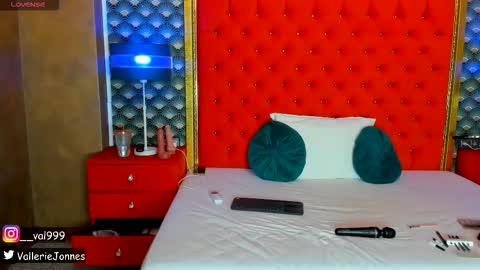 Snapshot of valleriejonnes chatting on November 4, 11:59 pm Valerie Val V online show from November 4, 11:59 pm