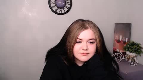 Snapshot of vandaray_ chatting on March 7, 7:52 am Vanda online show from March 7, 7:52 am