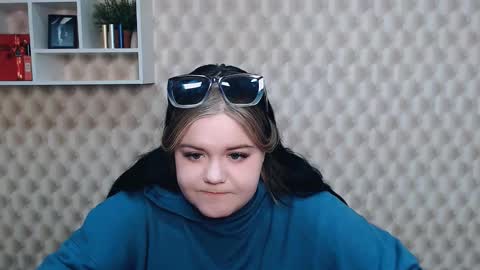 Snapshot of vandaray_ chatting on March 10, 1:21 pm Vanda online show from March 10, 1:21 pm