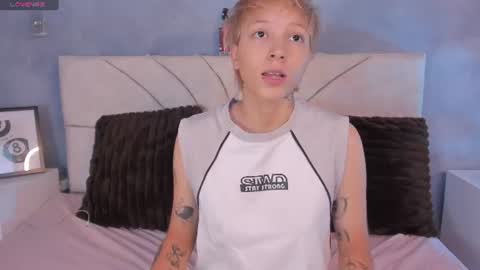 vane_grey online show from July 11, 6:54 pm