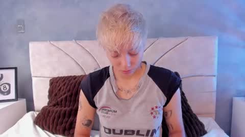 vane_grey online show from July 25, 4:59 pm