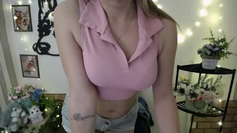 Snapshot of vanessa_joy_ chatting on April 15, 12:12 pm Vanessa online show from April 15, 12:12 pm
