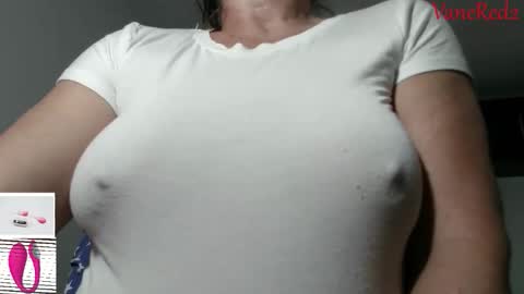 Snapshot of vanessared2 chatting on April 19, 12:11 am Vanesared2 online show from April 19, 12:11 am