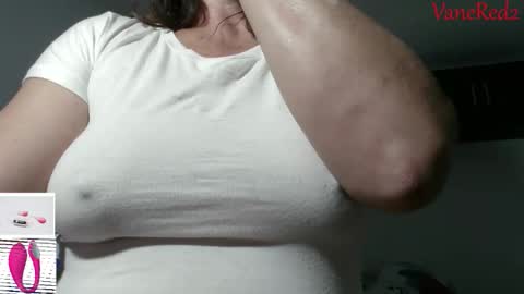 Snapshot of vanessared2 chatting on April 27, 2:20 am Vanesared2 online show from April 27, 2:20 am