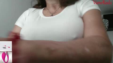 Snapshot of vanessared2 chatting on May 5, 11:07 am Vanesared2 online show from May 5, 11:07 am