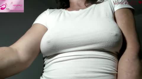 Snapshot of vanessared2 chatting on May 16, 12:40 am Vanesared2 online show from May 16, 12:40 am