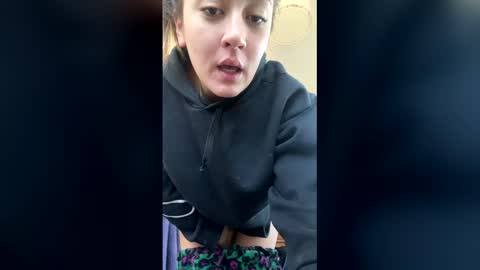 vanessareed_ online show from May 3, 11:38 am