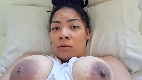 Snapshot of vanessareign chatting on October 17, 6:43 pm vanessareign online show from October 17, 6:43 pm