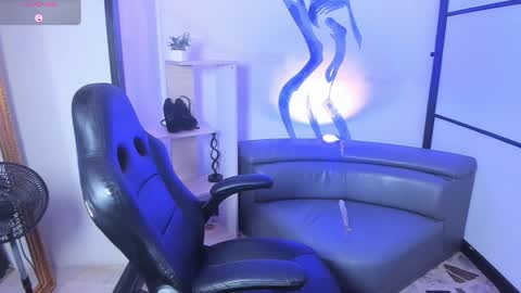 vanessascott_ online show from December 4, 6:23 am