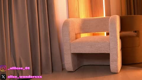 Vanessa Simon online show from April 3, 6:22 am