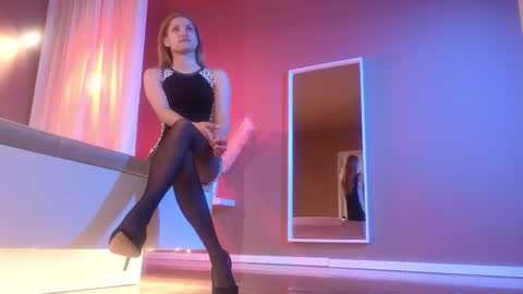 Snapshot of vanilla_whispers chatting on January 18, 5:17 pm Laura online show from January 18, 5:17 pm