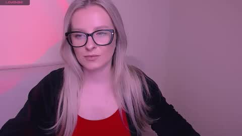 Mia online show from November 15, 8:00 am