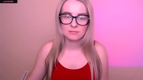 Snapshot of vanillaex_ chatting on May 5, 12:24 pm Mia online show from May 5, 12:24 pm