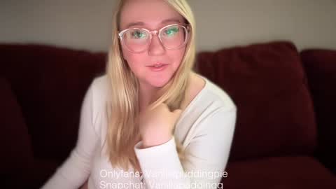 Snapshot of vanillapuddingpie chatting on December 6, 4:58 am vanillapuddingpie online show from December 6, 4:58 am