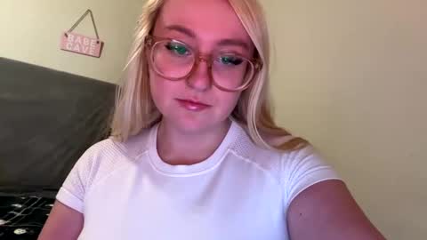 Snapshot of vanillapuddingpie chatting on January 7, 11:45 pm vanillapuddingpie online show from January 7, 11:45 pm