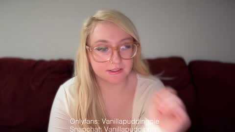 Snapshot of vanillapuddingpie chatting on January 9, 2:01 am vanillapuddingpie online show from January 9, 2:01 am