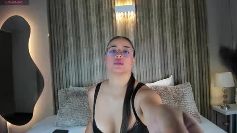 V A N N E S A   online show from November 6, 11:33 am