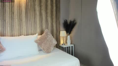 V A N N E S A   online show from November 21, 11:31 am