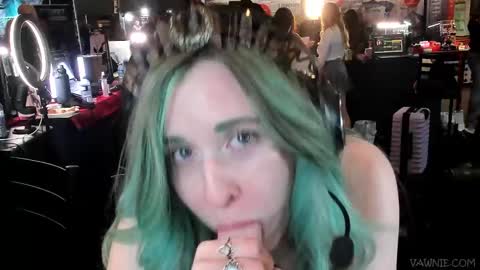 Snapshot of vawnievoulphie chatting on October 18, 1:41 am Vawnie Voulphie online show from October 18, 1:41 am