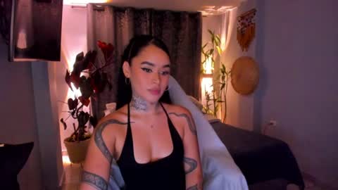 Snapshot of vayolett_bass chatting on July 10, 3:44 am Vayolett Bass online show from July 10, 3:44 am