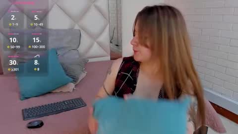 Vee Simons online show from December 9, 8:12 pm