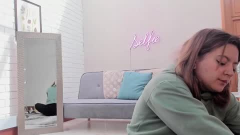 Vee Simons online show from December 15, 1:43 pm