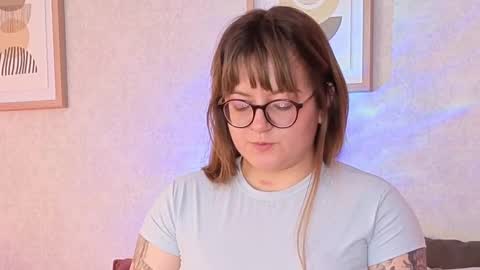 Vee Simons online show from October 9, 7:45 pm