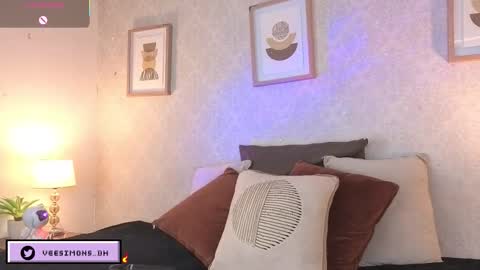 Vee Simons online show from January 14, 8:25 pm