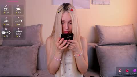 Snapshot of velourorbit chatting on March 17, 5:44 am Hi im Hannah online show from March 17, 5:44 am