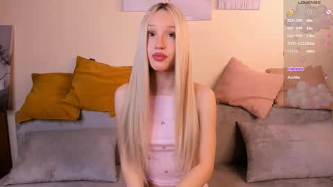 Snapshot of velourorbit chatting on March 18, 5:54 am Hi im Hannah online show from March 18, 5:54 am