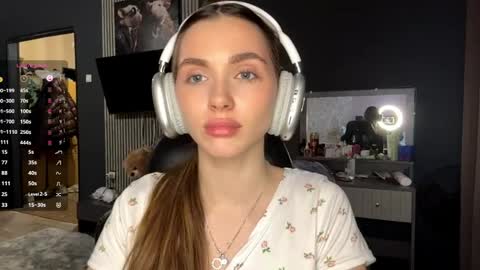 Nia online show from April 8, 3:01 pm