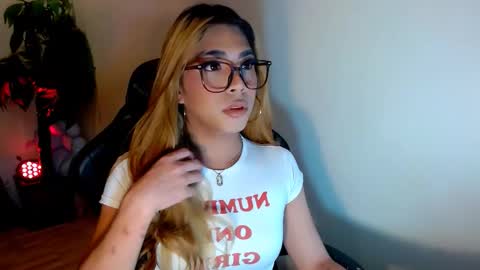 velvet_delux69 online show from November 4, 12:15 pm