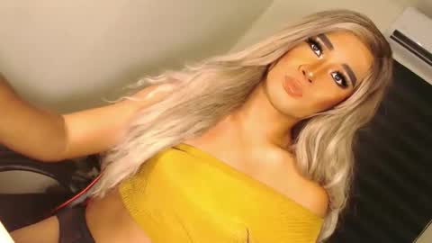 Snapshot of velvet_fux chatting on October 9, 6:17 pm Richy will make you fall in love online show from October 9, 6:17 pm