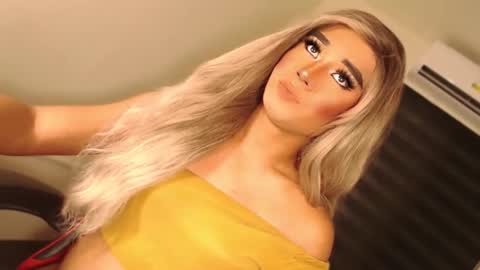 Snapshot of velvet_fux chatting on October 13, 7:36 pm Richy will make you fall in love online show from October 13, 7:36 pm