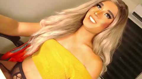 Snapshot of velvet_fux chatting on October 15, 12:11 am Richy will make you fall in love online show from October 15, 12:11 am