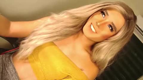 Snapshot of velvet_fux chatting on October 19, 12:33 am Richy will make you fall in love online show from October 19, 12:33 am