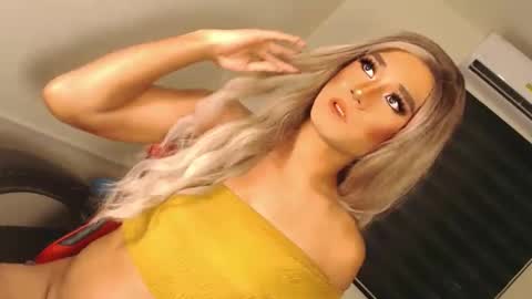 Snapshot of velvet_fux chatting on October 23, 12:21 am Richy will make you fall in love online show from October 23, 12:21 am