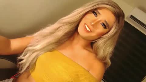 Snapshot of velvet_fux chatting on October 25, 4:24 pm Richy will make you fall in love online show from October 25, 4:24 pm