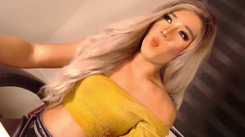 Snapshot of velvet_fux chatting on November 1, 9:17 pm Richy will make you fall in love online show from November 1, 9:17 pm