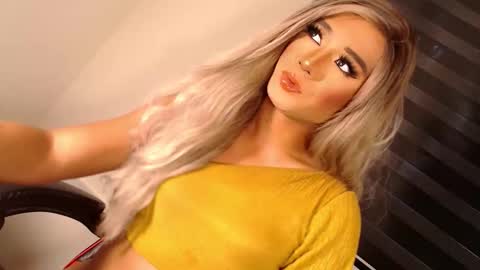 Snapshot of velvet_fux chatting on November 2, 11:18 pm Richy will make you fall in love online show from November 2, 11:18 pm