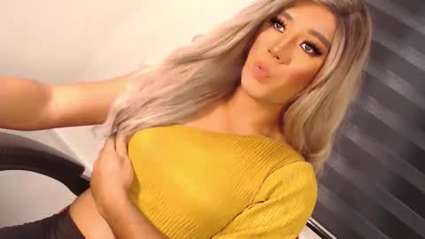 Snapshot of velvet_fux chatting on November 4, 2:10 am Richy will make you fall in love online show from November 4, 2:10 am